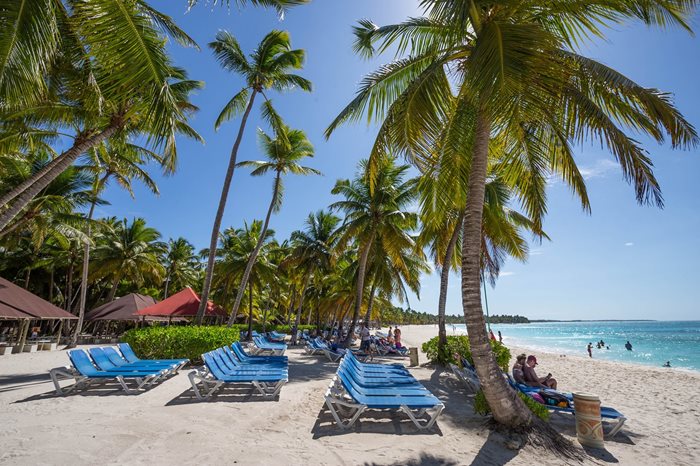 dominicana-4620397_1280.jpg Hívogató a Dominikai Köztársaság homokos partja és a színtiszta vize a pálmafák ölelésében.
