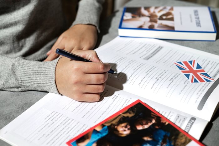Bizonyos munkáltatók kínálnak ingyenes nyelvtanfolyamokat külföldi munkavégzéshez.